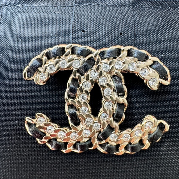 CHANEL 20V VINTAGE ALLURE GOLD LARGE CC LOGO CRYSTAL LEATHER CHAIN BROOCH PIN - Picture 1 of 8
